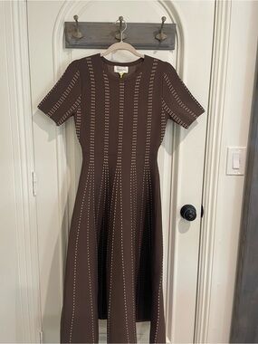 Brown Short-Sleeve Midi Dress with Vertical Stitch Detail